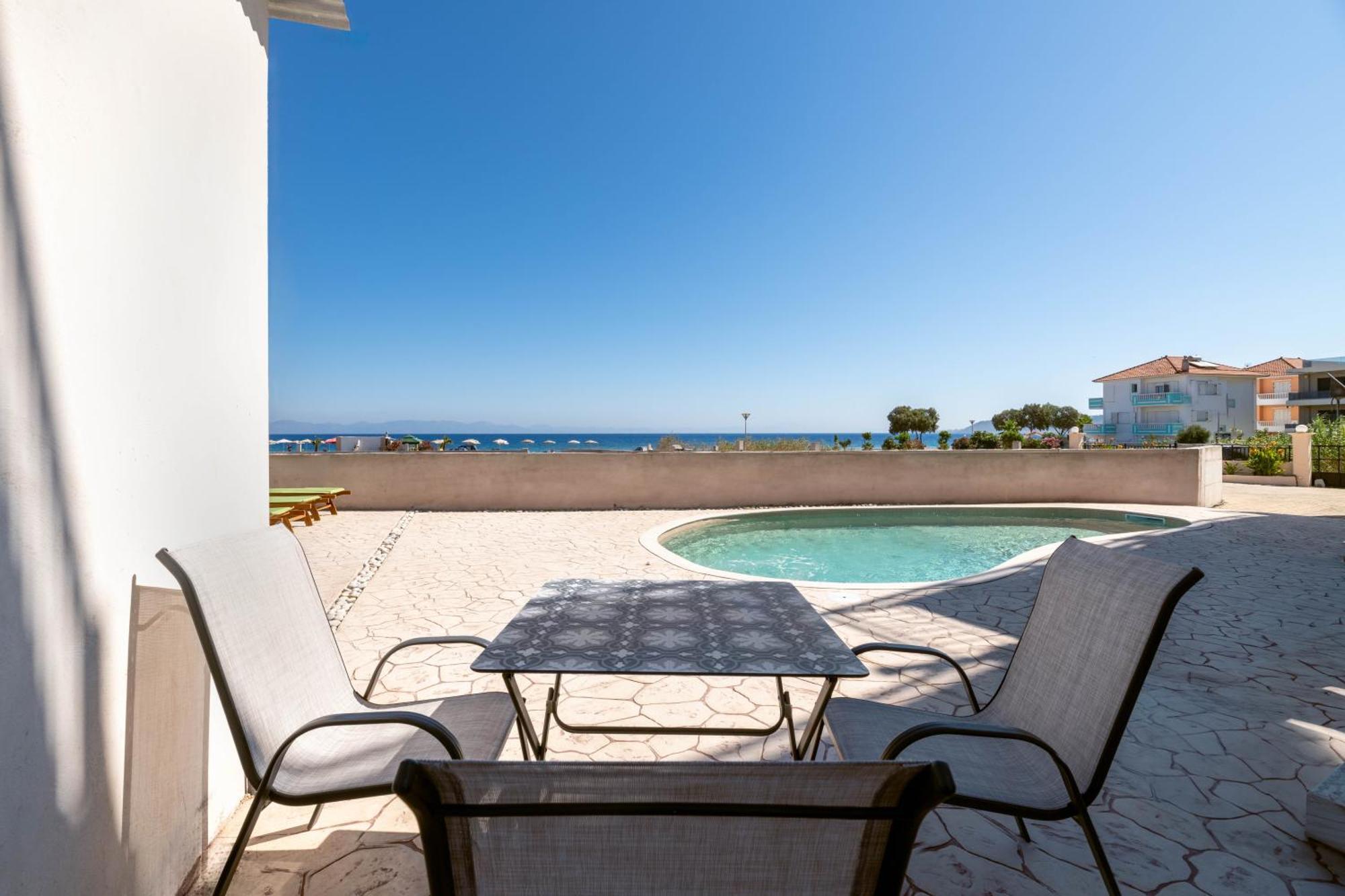 White&Blue Luxury Suites Іялісос Екстер'єр фото