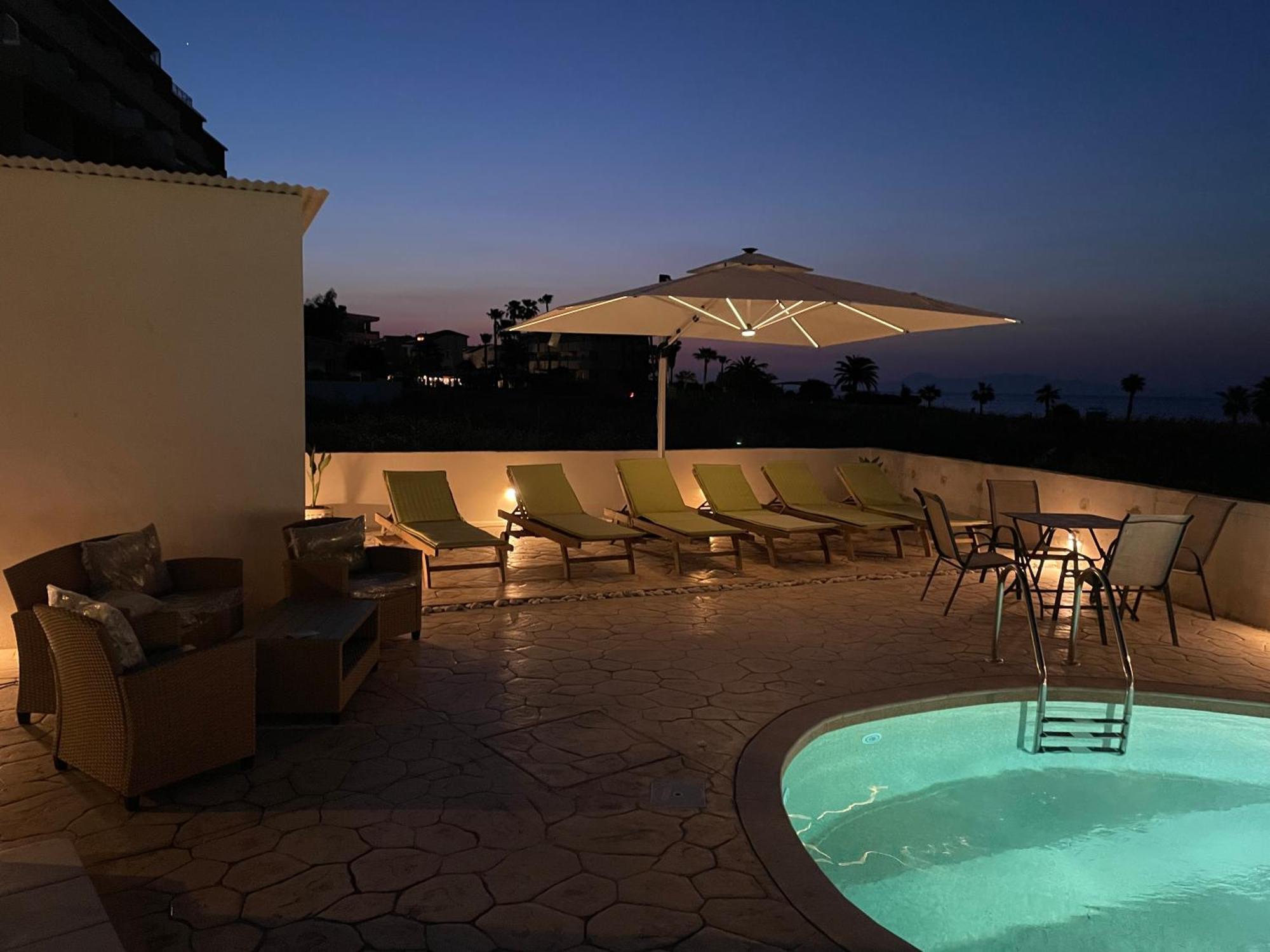 White&Blue Luxury Suites Іялісос Екстер'єр фото